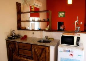 科隆Puerto Escondido的厨房配有水槽和微波炉