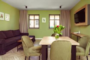 米科瓦伊基Kamienica Portowa的客厅配有桌子和沙发