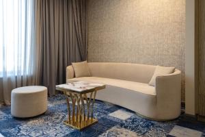 埃里温Sphera by Stellar Hotels, Yerevan的客厅配有沙发和桌子