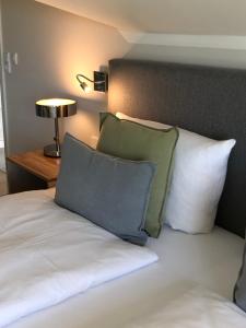 Strukkamp auf Fehmarn穆尔旅馆的床上有2个枕头