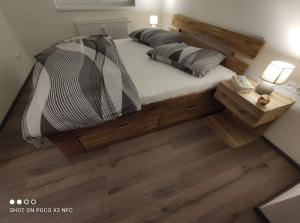 弗林布尔克Apartmán Kuba的一间卧室配有一张大床和木制床头板