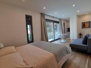 卢加诺LOFT 18! Cozy loft downtown near the lake with FREE PARKING的一间卧室配有一张床、一张沙发和一个窗口