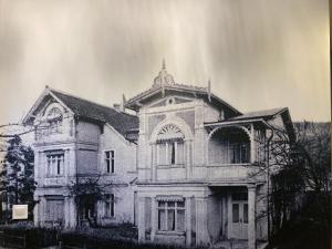 米兹多洛杰Villa Neos的黑白相间的房屋照片
