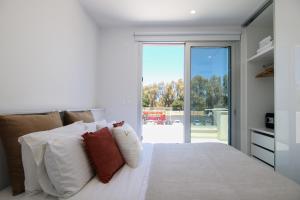 PaphosPhaedrus Living - Seaside Deluxe Flat Harbour 112的一间卧室配有带白色床单和枕头的床。