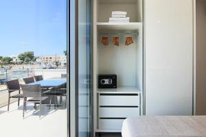 PaphosPhaedrus Living - Seaside Deluxe Flat Harbour 112的客房设有带桌椅的阳台。