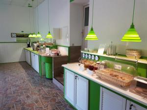 ZodelHotel/Pension Rast& Ruh的厨房配有绿色和白色的柜台和灯