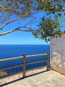 圣地亚哥海滩Villa Parque Mirador的木凳坐在海边
