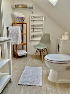 慕尼黑Studio München nahe Olympiapark的一间带白色卫生间和椅子的浴室