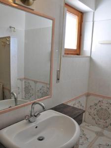 卡拉古诺内Hotel L'Oasi的白色的浴室设有水槽和镜子