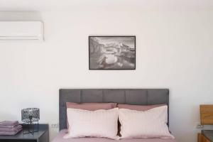 布拉加伊OZ - Obecana Zemlja Permaculture Homestead的一间卧室配有带粉色和白色枕头的床