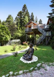 Larringes巴比伦度假屋的坐在房子前面的草地上的女人的雕像