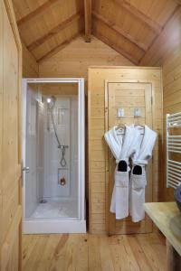 Larringes巴比伦度假屋的带淋浴和墙上毛巾的浴室