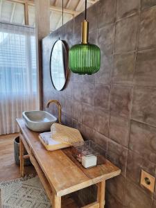 坎古Stay at My Place Bali的木桌上带水槽的浴室
