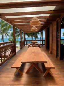 努基Irana Pacific Hotel的海景甲板上的木桌