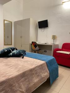法维尼亚纳Albergo Bouganville的一间卧室配有一张大床和一张红色的沙发