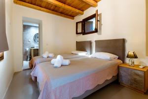 XirokámbionNikolas House的一间卧室配有两张带毛巾的床