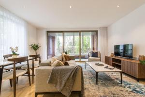 伊灵Stunning apartment building, walking distance to Ealing Broadway tube!的带沙发和电视的客厅