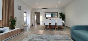 阿尔布费拉Beach View Vela House的客厅配有白色桌子和蓝色沙发