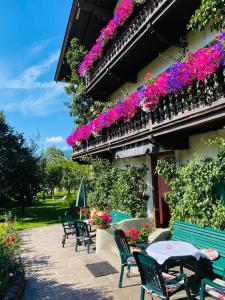 基茨比厄尔雷霍夫旅馆的庭院配有桌椅和鲜花