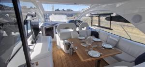 多维尔Puissance, Elegance et Style, Yacht à Deauville的船后方的餐桌