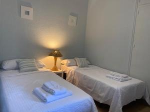圣玛丽亚港Apartamento Vista Al Mar Calle Ciruela的客房内的两张床和毛巾