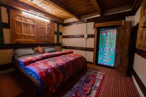 SaturangFolktales Residency的一间卧室设有床、窗户和地毯。