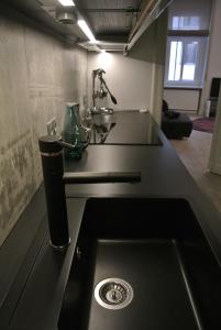 布达佩斯43号公寓的厨房里配有带水槽的黑色台面