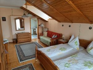 多瑙河畔埃默斯多夫桑德尔-私人寓所酒店的一间带两张床的卧室和一间客厅