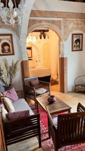 马拉喀什卡特琳娜摩洛哥传统庭院住宅的客厅配有沙发和桌子