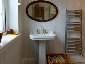 MangerstaHona的一间带水槽和镜子的浴室