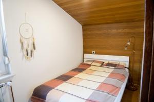 MežicaKamra15的一间小卧室,卧室内配有一张床铺