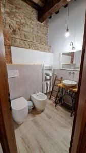 芬奇Casina di Alice的一间带卫生间和水槽的浴室