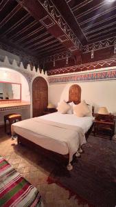 马拉喀什卡特琳娜摩洛哥传统庭院住宅的一间卧室,卧室内配有一张大床