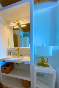 圣马迪拉莫Les Vagues的一间带水槽和镜子的浴室