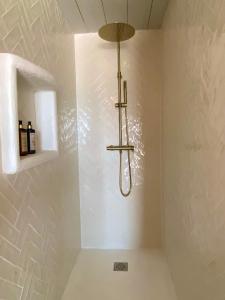 圣马迪拉莫Les Vagues的挂在浴室墙上的灯具