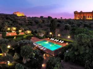 阿格里真托Villa Athena Resort的享有泳池夜间空中景色,设有一座建筑