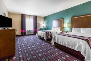 Newcastle纽卡斯尔俄克拉荷马城康福特茵酒店的酒店客房设有两张床和一台平面电视。