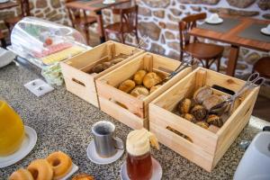 蓬德利马Hotel Rural Solar das Arcadas的一张桌子上一盒木头甜甜圈