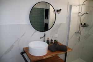 多德雷赫特B&B verDRAAId fijn的一间带水槽和镜子的浴室