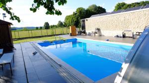 埃森Fafa Home with Pool的庭院里的一个蓝色海水游泳池