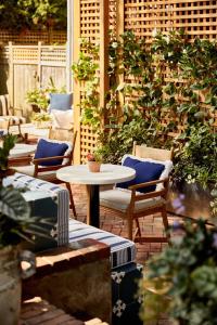 楠塔基特Blue Iris by Life House的庭院设有桌椅和植物