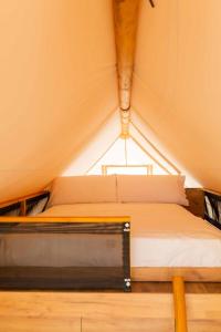 拉斯内格拉斯wecamp Cabo de Gata的帐篷内的一张床位,配有窗户