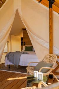 拉斯内格拉斯wecamp Cabo de Gata的帐篷内一间卧室,配有一张床