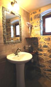 KokkalaMarathos Bay的一间带水槽和镜子的浴室