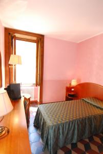 瓦伦纳费奥基奥旅馆的酒店客房设有床和窗户。
