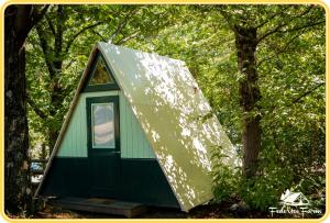 蓬特雷莫利Camping Federico Farm的绿色白色的房屋,有三角形的屋顶