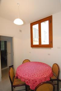 瓦伦纳费奥基奥旅馆的一间带桌椅和窗户的用餐室