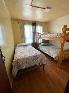 纳塔列斯港Hostel 53 Sur的一间卧室设有两张双层床和一扇窗户。