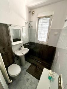 米兰Gionas - Casa indipendente in zona strategica的一间带卫生间、水槽和窗户的浴室