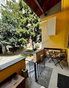 米兰Gionas - Casa indipendente in zona strategica的阳台设有厨房、桌子和椅子。